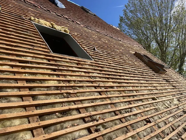 Pose de fenêtre de toit Velux pendant la rénovation