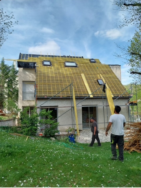 Grand chantier de toiture avec liteaunage et Velux