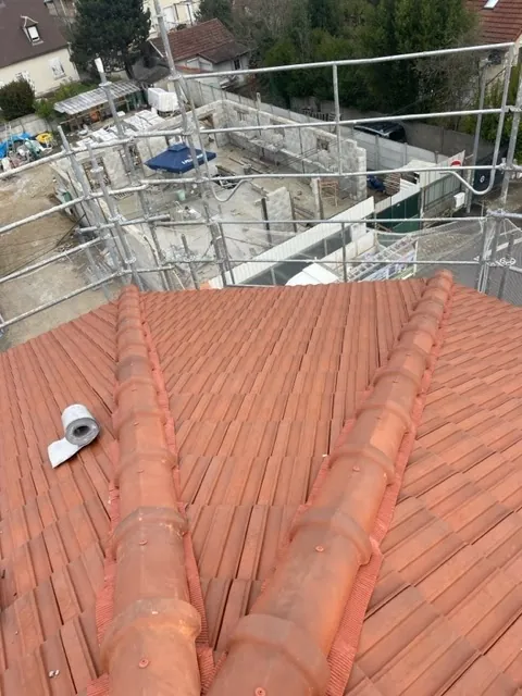 Toiture en tuiles neuves avec faîtage refait